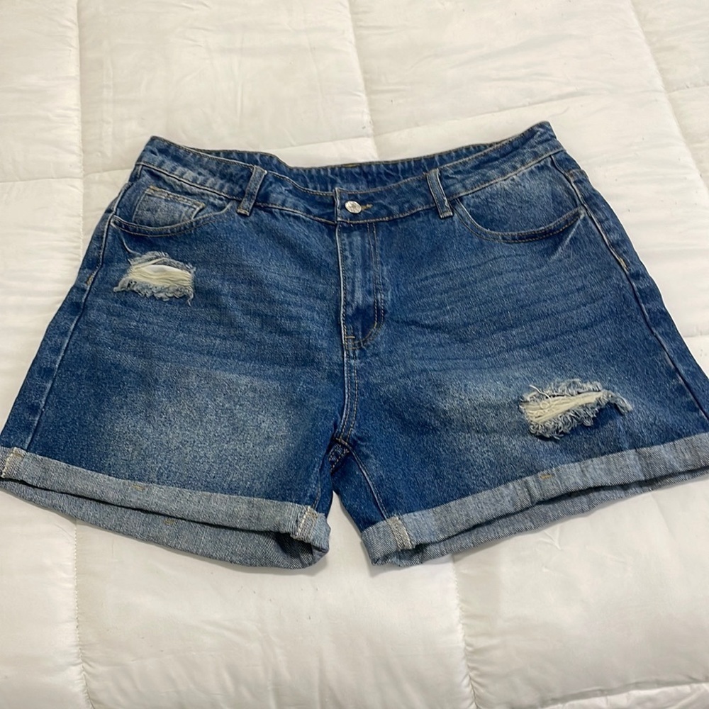 Nwot distressed jean shorts